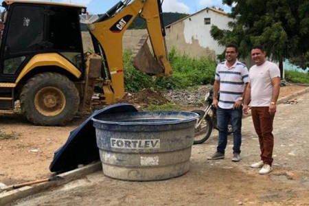 PREFEITO EDGAR MONTEIRO VISITA OBRAS DE PAVIMENTAÇÃO EM RUAS DO MUNICÍPIO DE ARNEIROZ