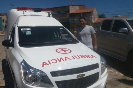 Prefeito Edgar Monteiro adquire nova ambulância para o Município de Arneiroz 
